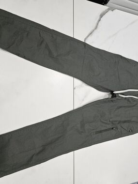 Vuori Ripstop pants in an army green color, featuring a drawstring Pants
